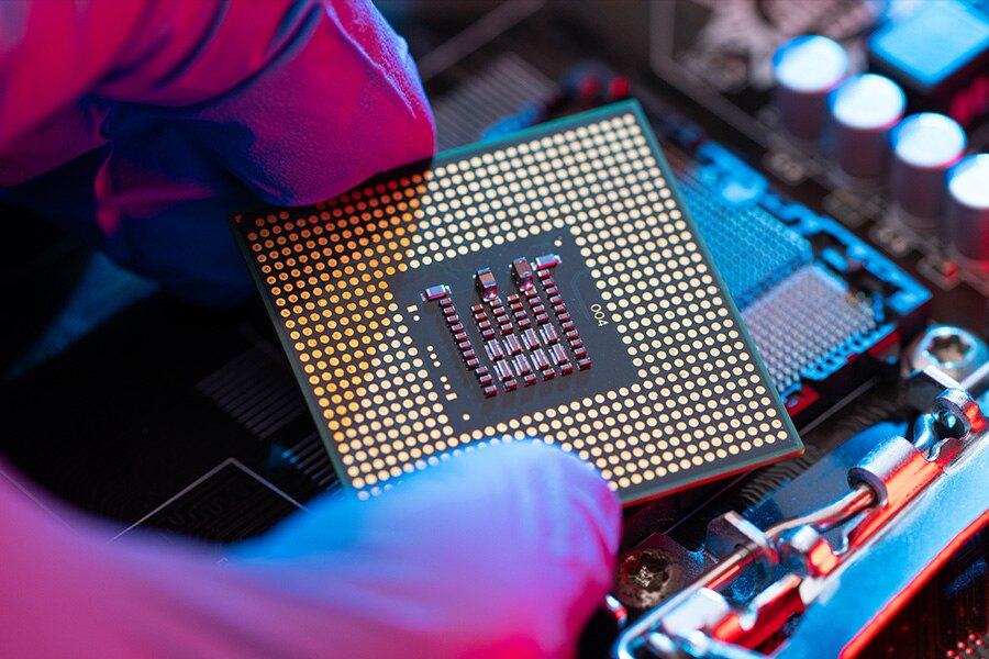 回路基板に配置されるマイクロプロセッサのクローズアップ