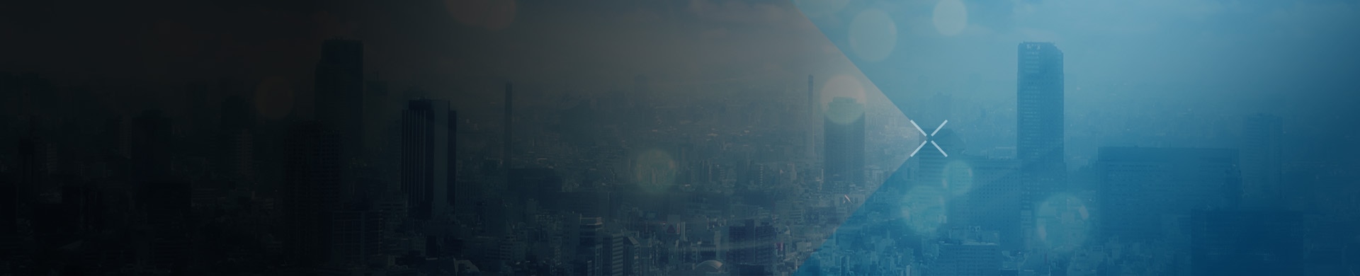 霞んだ空から澄み切った青空へと移り変わる、スプリットオーバーレイ効果のある都市のスカイライン。