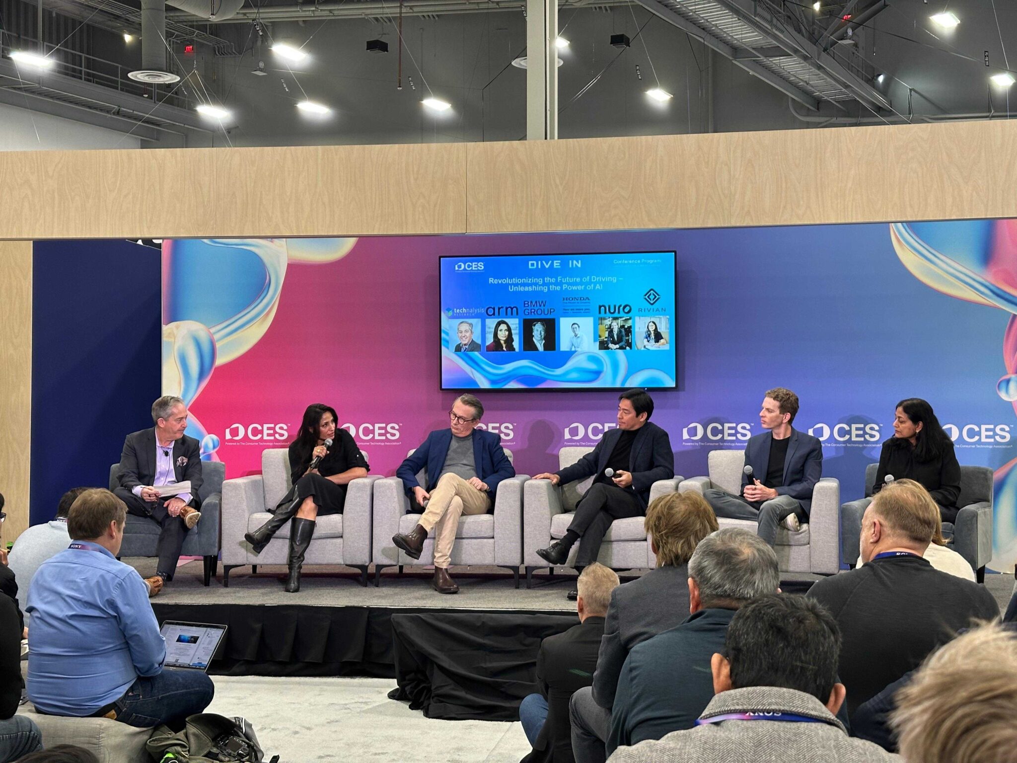 CES 2025 專題討論：透過釋放 AI 的力量，革新未來的駕駛體驗