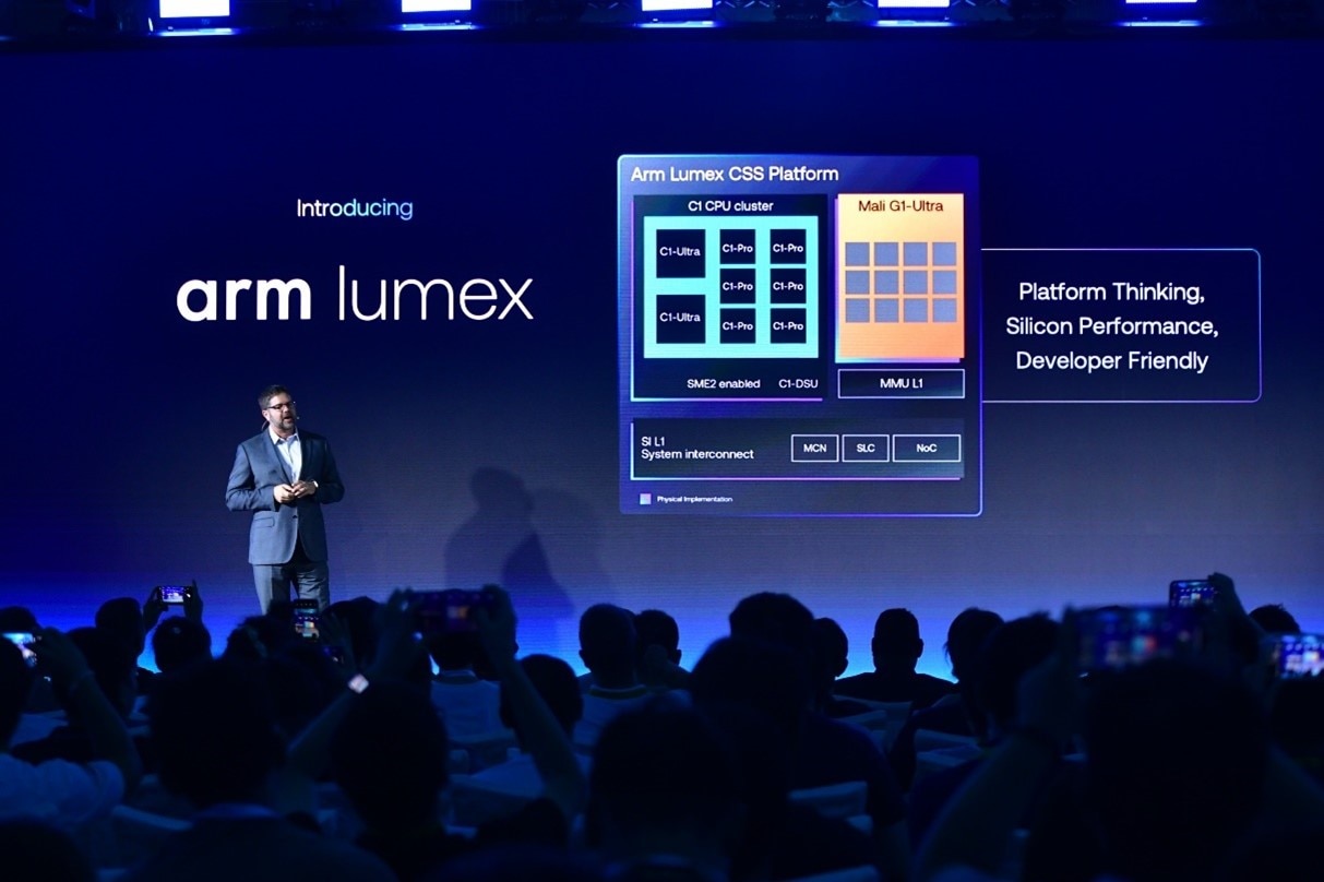 演讲者展示 Arm KleidiAI 与 Lumex CPU AI 性能框架与 SME2 加速。